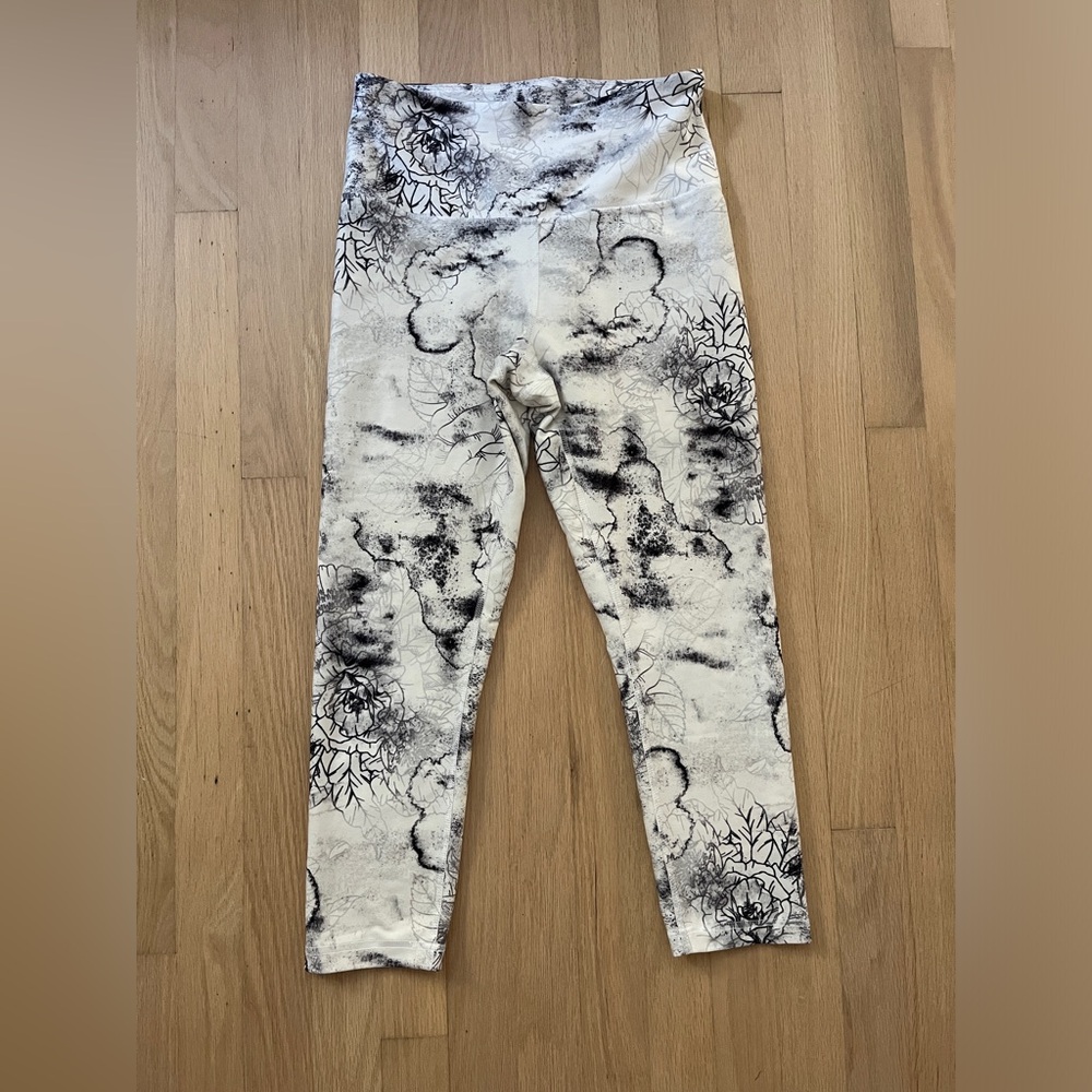 Balance Collection Capri Ankle Leggings White Black Floral Yoga - Size M